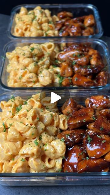 Jo and Bart on Instagram: "🔥 Honey BBQ Chicken with Mac & Cheese! 🍗🧀

High in protein and packed with flavor, try and tell us what you think! Lots of love 🫶🏼

Macros per serving (makes 4):

- Calories: 530
- Protein: 50g
- Carbs: 58g
- Fats: 10g

Ingredients:

- 700g Chicken breast
- 3-4 Garlic cloves, minced
- 1 tsp Black pepper
- 1 tbsp Paprika
- 1 tsp Salt
- 2 tsp Olive oil
- 1 tbsp Honey
- 40g low-sugar BBQ sauce
- 220g Uncooked macaroni pasta
- 250ml Skimmed milk
- 60ml Hot sauce (we used Sriracha)
- 120g Light cream cheese
- 40g Low fat cheddar cheese
- Fresh parsley (for garnish - optional)

Join our community if you like Mac N Cheese !

#healthy #mealprep #pasta #fit #food #instafood #reels" Low Sugar Bbq Sauce, Buffalo Mac And Cheese, Bbq Chicken Breast, Honey Bbq Chicken, Skimmed Milk, Macaroni Pasta, Honey Bbq, Fit Food, Chicken Bites