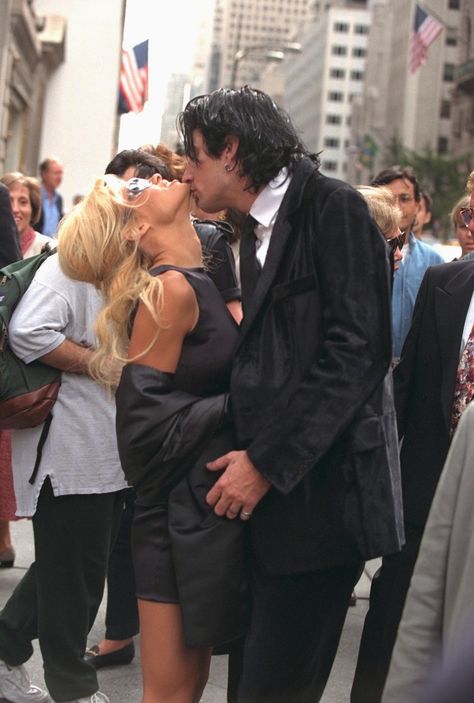 Iconic Celebrity Couples, Pamela Anderson And Tommy Lee, 90s Couples, Inspo People, Pamela Andersen, London Queen, Pam And Tommy, Vince Neil, Motley Crüe