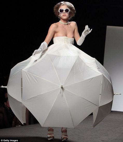 A dress made out of umbrellas - with some Fifties-inspired accessories ~ by Gianni Molaro Strange Outfits, Umbrella Fashion, I Am Bored, Architectural Fashion, Rome Fashion, Fashion Collection Inspiration, Umbrella Dress, Am Bored, Sculptural Fashion