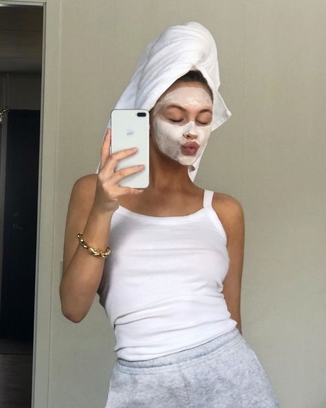 Felicia Wedin’s Instagram post: “Home spa and iced coffee” Face Mask Aesthetic, Mask Aesthetic, Face Roller, Healthy Girl, Healthy Lifestyle Inspiration, Coffee Coffee, 가을 패션, Insta Photo Ideas, Iced Coffee