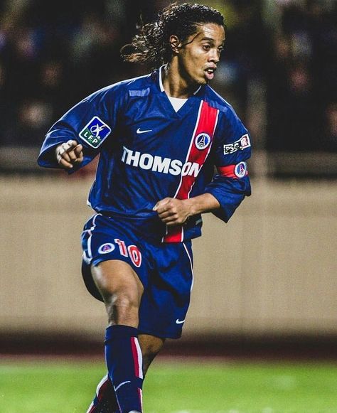 @ronaldinho 🔵🔴 Ronaldo Gaucho, Dancing King, Football Legends, World Football, Ronaldo, Dancing, Sports Jersey, Soccer, Pasta