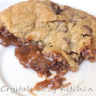 100 Grand Cookies - CC cookie dough with a 100 grand stuffed inside. Oh my! Cheesecake For A Crowd, 100 Grand Candy Bar, Leftover Halloween Candy Recipes, Grands Recipes, Chocolate Chip Cookies Chocolate, Apple Crisp Cheesecake, Candy Bar Recipe, Candy Bar Cookies, Caramel Desserts