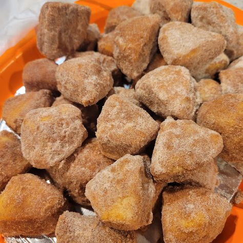 CINNAMON SUGAR BISCUIT BITES Cafe Treats, Southern Biscuits Recipe, Biscuit Bites, Cinnamon Sugar Recipes, Cream Pie Filling, Honey Bun Cake, Cinnamon Biscuits, Sugar Biscuits, Southern Biscuits