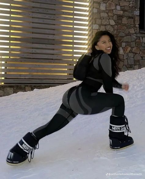 Baddie Snow Outfits, Snow Tubing Outfit For Black Women, Moonboots Outfits Black Women, Moon Boots Outfit Winter, Snow Outfits For Black Women, Snow Trip Outfit, Moon Boots Outfit, Ski Outfit For Women, Ski Trip Outfit