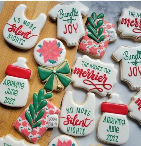 Winter Baby Shower Themes, Baby Announcement Photoshoot, Christmas Baby Announcement, Holiday Baby Shower, Christmas Pregnancy Announcement, Christmas Pregnancy, Shower Cookies, Christmas Baby Shower, Baby Cookies