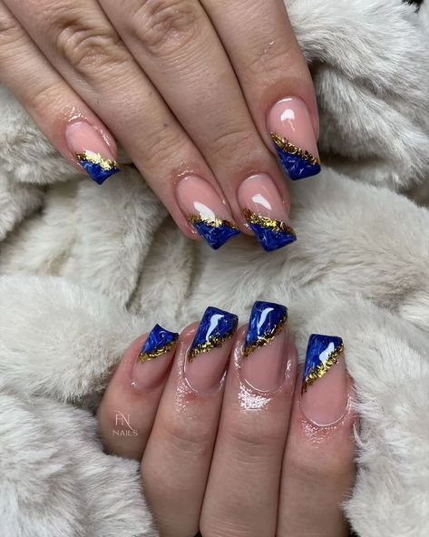 50+ Navy Blue and Gold Nails Perfect for Any Occasion - Nail Designs Daily Navy Blue Nails With Gold, Navy Blue And Gold Nails, Blue Nails With Gold, Blue And Gold Nails, Trendy Blue Nails, Blue Gold Nails, Gold Sparkle Nails, Blue Wedding Nails, Gold Manicure