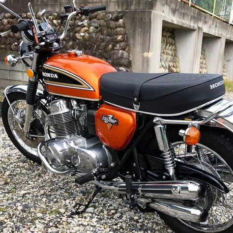 Old Honda Motorcycles, Pontiac Convertible, Classic Honda Motorcycles, Vespa Bike, Honda Motorbikes, Honda Cg125, Old School Motorcycles, Vintage Honda Motorcycles, Honda 750