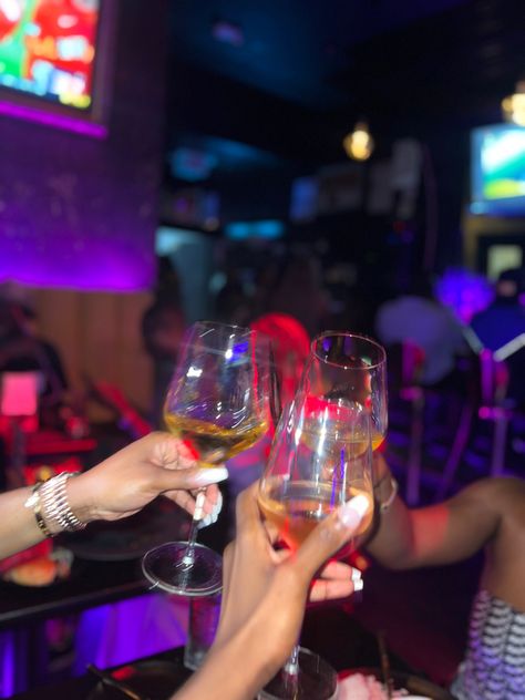 Cheers Black Women, Cheers Drinks Aesthetic, Drinks Cheers Aesthetic, Girls Cheers Drinks, Cheers Pictures Drinks, Tipsy Girl, Cheers Aesthetic, Girls Drinking Alcohol Aesthetic, Cheers Photography Drinks Friends