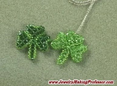 Free Beaded Shamrock Tutorial Beaded Shamrock, Seed Bead Flowers, Holiday Beading, Diy Jewelry Tutorials, Beaded Heart, Beading Jewelry, Beading Tutorial, Beaded Animals, Beading Projects