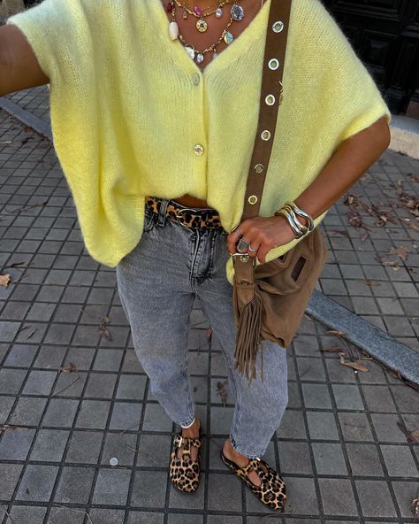 🍋🍂🧸🤎 Yellow, brown and leopard is my favorite combo for the season, rate this ? 💛🐆 Falloutfit outfit inspo ootd look style autumn autumnoutfit spring springoutfit springsummer summeroutfit summerinspo casual casuallook tenuedujour inspiration rentrée lookderentrée yellowoutfit brown browninspo brownoutfit streetstyle bordeaux Yellow Sleeveless Top Outfit, Yellow Sweater Vest Outfit, Yellow And Brown Outfits, Brown And Yellow Outfit, Yellow Sweater Outfit, Sleeveless Top Outfit, Brown Lace Top, Mustard Outfits, Sweater Vest Outfit