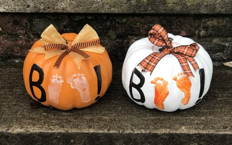 Easy DIY pumpkins with baby's footprint - adorable keepsake for Halloween! Baby Feet Pumpkin Painting, Pumpkin Pie Craft, Pie Craft, Baby Halloween Pumpkin, Fall Baby Pictures, Diy Pumpkins, Infant Room, Footprint Crafts, Baby Art Projects