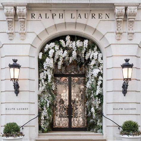 Fashion & Flowers: Ralph Lauren Edition Peggy Porschen Cakes, Boujee Aesthetic, Porte Cochere, Graphisches Design, Classy Aesthetic, Luxury Store, Flower Fashion, Window Display, 인테리어 디자인