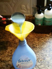 Homemade Fabric Spray, Diy Fabreeze, Febreeze Diy, Febreze Recipe, Febreze Spray, Gain Fabric Softener, Diy Febreze, Homemade Febreze, Homemade Dryer Sheets