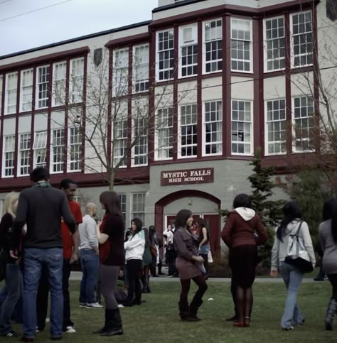 Mystic Falls High School, The Vampire Diaries Aesthetic, Vampire Diaries Aesthetic, Diaries Aesthetic, Graveyard Girl, 2000s Shows, 2010s Aesthetic, Vampire Diaries Movie, Salem Witch