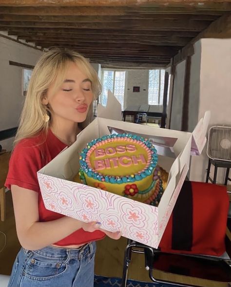 📸 | @SabrinaAnnLynn via @madisonthompson ’s Instagram Story “girl boss cakes for the biggest girl boss i know” Teknik Makeup, Bday Girl, Birthday Pictures, Birthday Photoshoot, Cute Cakes, 18th Birthday, Its My Birthday, Birthday Photos, Sabrina Carpenter