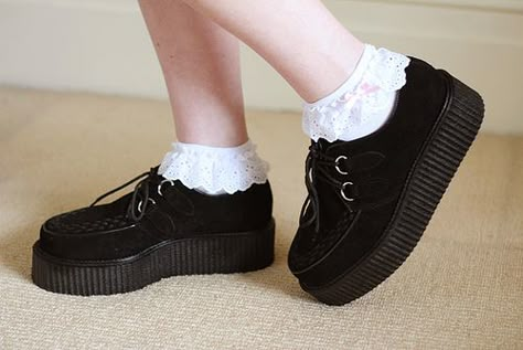 Creepers with frilly socks. Frilly Socks With Sneakers, Demonia Creepers, Suede Creepers, Vintage Academia, Grunge Fits, Frilly Socks, Creepers Shoes, Lace Socks, Tumblr Fashion