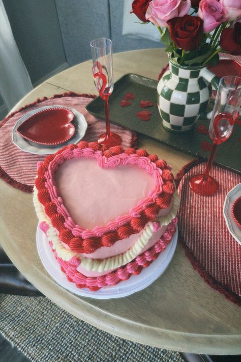 Small Heart Cake, Retro Heart Cake, Heart Shape Vintage Cake, Mini Vintage Heart Cake, Vintage Heart Cake Valentines, Vintage Style Heart Cake, Heart Cake Decoration, Heart Cake Aesthetic Galentines, Engagement Party Vintage