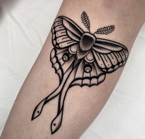 Traditional Tattoo Black And Grey, Traditional Moth Tattoo, Luna Moth Tattoo, Traditional Butterfly Tattoo, Traditional Tattoo Inspiration, Traditional Tattoo Flowers, Insect Tattoo, Bug Tattoo, Traditional Tattoo Sleeve