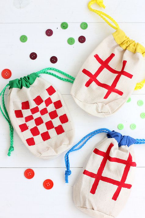 DIY Kids Mini Travel Games Diy Travel Games, Kids Travel Games, Luggage Tags Diy, Diy Kids Games, Ith Embroidery Designs, Travel Crafts, Sewing Projects Free, Summer Sewing, Operation Christmas Child