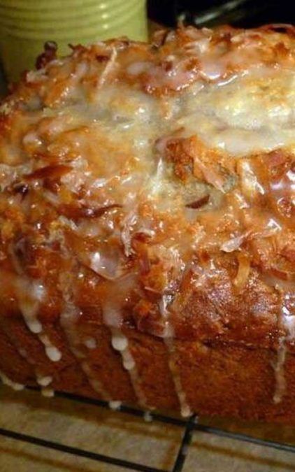 A neighbor treated me with a piece of this Jamaican Banana Bread. I share the recipe with you! - TASTYDONE Jamaican Banana Bread Recipe, Jamaican Banana Bread, Tropical Place, Island Twist, A Loaf Of Bread, Loaf Of Bread, Jamaican Recipes, Monkey Bread, Köstliche Desserts