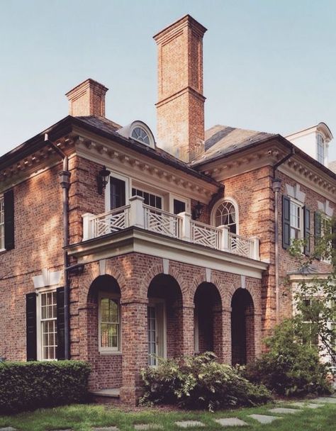 This Old Brick: Restoring the Brightness of Your Building's Exterior With Ease Old Brick House, Georgian Architecture, Casa Country, Real Estat, Brick Exterior House, Traditional Exterior, Georgian Homes, Design Exterior, Second Story