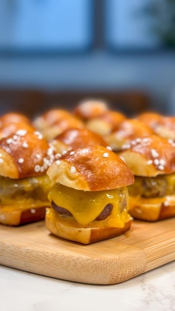 KING'S HAWAIIAN® on Instagram: "🍔 MINI CHEESEBURGER BITES! 🍔   Ingredients: -King’s Hawaiian Pretzel Bites -1 lb ground beef -Salt -Pepper -Garlic powder -Cheddar or American cheese (sliced) -@chosenfoods Burger Sauce  Preparation: 1. Cut King’s Hawaiian Pretzel Bites in half 2. Season ground beef with salt, pepper, and garlic powder, then form into small bite-sized patties 3. Bake hamburger patties at 350 for 15 minutes (flip halfway), then add sliced cheddar cheese and broil for 1-2 minutes until cheese is melted 4. Assemble mini cheeseburger bites on King’s Hawaiian Pretzel Bites with Chosen Foods Burger Sauce  #kingshawaiian" Kings Hawaiian Pretzel Bites Recipes, Baked Hamburger Patties, Season Ground Beef, Pretzel Burger, Cheeseburger Bites, Baked Hamburgers, Mini Cheeseburger, Burger Bites, Pretzel Bites Recipes