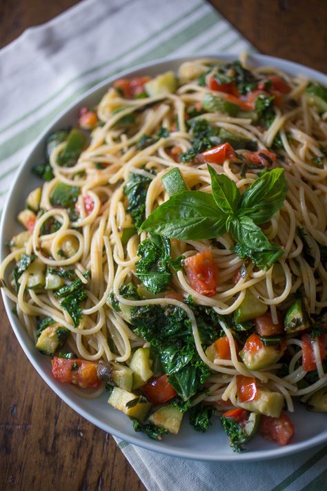 This zucchini tomato kale pasta packs all the flavors of summer into one pasta dish. Simple to throw together and ready in under 30 minutes! Kale Pasta Recipe, Homemade Garlic Butter, Kale Pasta, Zucchini Tomato, Roasted Garlic Chicken, Yummy Pasta Recipes, Fun Easy Recipes, Fresh Pasta, Pasta Dish