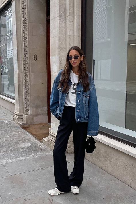 10 Cool Denim-Jacket Outfits That Prove the Staple Is Back | Who What Wear Oversized Denim Jacket Outfit, Spring Outerwear, Black Pants Outfit, Moda Denim, Jean Jacket Outfits, Denim Jacket Outfit, Transition Outfits, 2024 Outfits, Winter Inspo