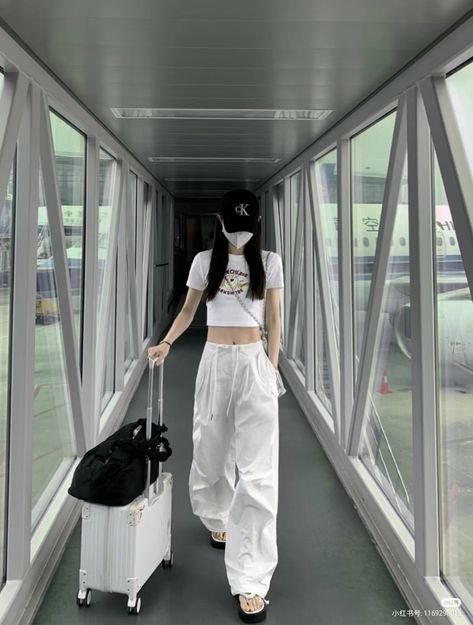 Outfit Bandara, Airport Outfit Korean, Airplane Clothes, Travel Outfit Plane Summer, Korean Airport Fashion, Airplane Outfits, Outfit Korean Style, Airport Outfits, Chinese Fashion Street