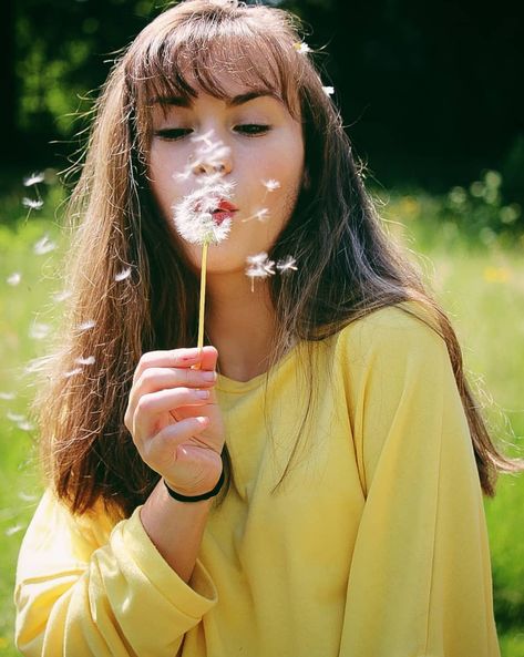 Blowing dandelions photography Dandelion Photoshoot, Candid Photography Aesthetic, Candid Portrait Photography, Dandelions Photography, Blow Dandelion, Dandelion Pictures, Archers Voice, Dandelion Photography, Period Dresses