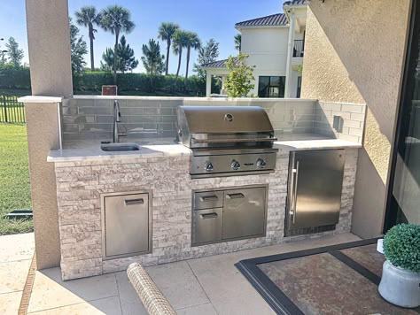 Backyard Kitchen Ideas, Aesthetic Backyard, Design Outdoor Kitchen, Kitchen Ideas Outdoor, Kitchen Design Outdoor, Backyard Aesthetic, Small Outdoor Kitchens, Grilling Area, Outdoor Bbq Area