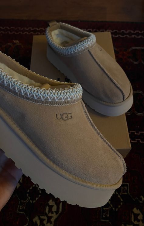 Sand Tasman Uggs Outfits, Ugg Tazz Sand, Ugg Tazz Sand Outfit, Chase Core, Tasman Uggs Outfits, Ugg Sand, Ugg Tazz Platform, Shoe Essentials, Preppy Ideas