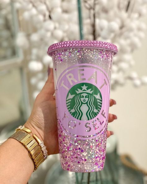 487 Likes, 7 Comments - Infinite Creations (@infinitecreations00) on Instagram: “Starbucks Treat Yo’ Self Cold Cup 💖 ✨Click on link in bio for purchase✨ #tumblers #customtumblers…” Personalized Starbucks Cup, Pink Starbucks, Birthday Cup, Glitter Cups, Cup With Lid, Starbucks Cup, Custom Tumbler, Starbucks Hot, Cup Gifts