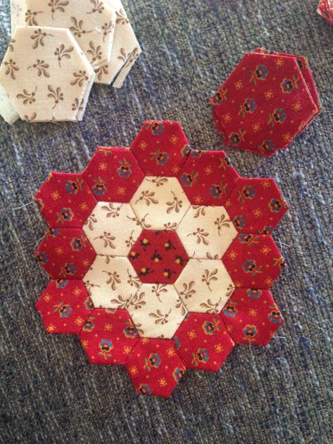 Christmas Hexagon Quilt Ideas, Hexagon Quilt Tutorial, Hexie Quilts Patterns, Hexie Quilts, Grandmothers Flower Garden Quilt, Hexagon Quilt Pattern, Dresden Quilt, Hexagon Patchwork, Flower Garden Quilt