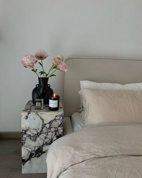 Bedside Aesthetic, Future Apartment Decor, Home Aesthetics, Apartment Decor Inspiration, New Apt, Nyc Apartment, Future Apartment, Dream Apartment, Apartment Inspiration