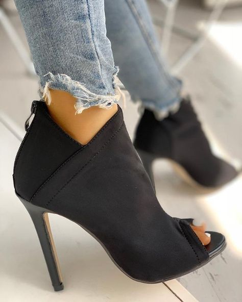 Heel Sandals Outfit, High Heels Classy, Ankle Strap Chunky Heels, Womens Black Booties, High Heel Dress, Heel Accessories, Sandals Outfit, Heels High, Moda Vintage