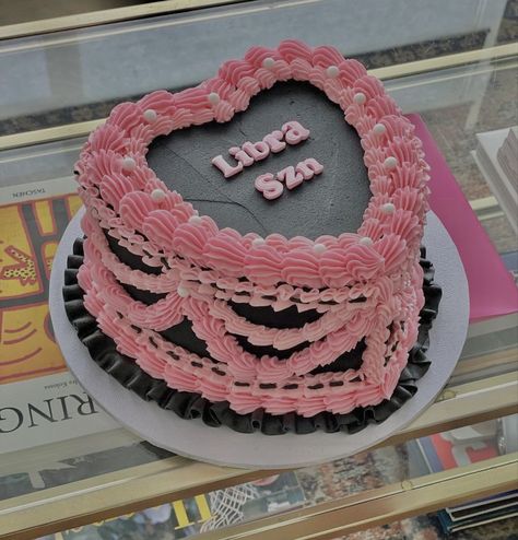 Heart Shaped Libra Cake, Libra Bento Cake, October Bday Cake, Libra Bday Cake, Libra Cake Aesthetic, Libra Birthday Ideas, Y2k Bday Cake, Libra Heart Cake, Cake 2023 Trend