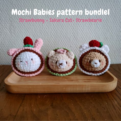 Three cute and beginner friendly crochet patterns to make your own mochi baby stress ball plushies. You can make a Strawbunny, Sakura Cat and Strawbearie mochi. Mochi Crochet, Crochet Mochi, Mochi Animals, Bear Plushie, Amigurumi Gift, Bunny Cat, Beginner Friendly Crochet, Plushie Crochet, Animals Crochet