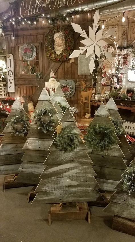 Pallet Projects Christmas Tree, Stained Wood Projects, Top Selling Diy Wood Projects, Rustic Wooden Trees, Wooden Rustic Christmas Tree, Diy Wood Holiday Decor, Christmas Wood Diy Projects, Pallet Trees Christmas Diy, Wooden Trees Diy Rustic