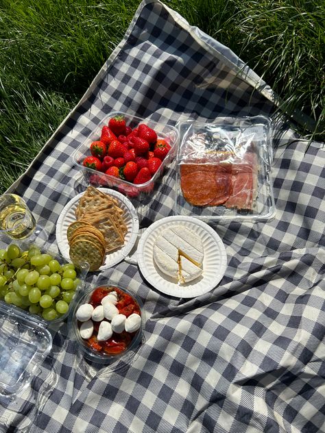 #springpicnic #picnic #food #springvibes #primrosehill #picnicideas #charcuterie #london #londonspring London Picnic, London Spring, Picnic Food, Spring Vibes, Wood Watch, Omega Watch, Lookbook, London