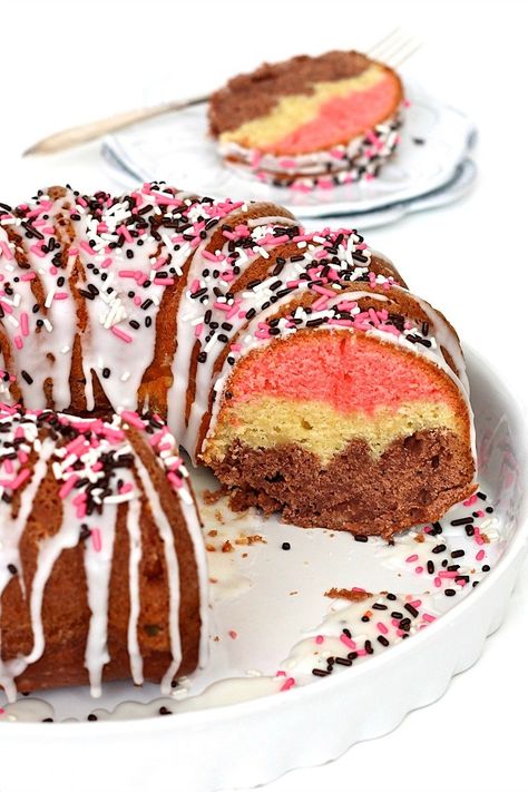 Neapolitan Pound Cake Neapolitan Cake, Chocolate Chip Pound Cake, Easy Easter Recipes, Baking Journal, Torte Cupcake, Banana Cake Recipe, Bundt Cakes Recipes, A Piece Of Cake, Bundt Cakes