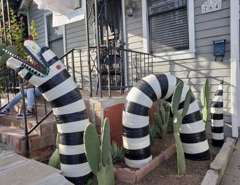 Diy Halloween Decorations Outdoor Beetlejuice, Tim Burton Halloween Decor Outdoor, Oversized Halloween Decorations, Beetle Juice Outdoor Decorations, Beetle Juice Yard Decorations, Beetlejuice Outdoor Decorations Diy, Diy Giant Halloween Decorations, Tim Burton Halloween Decorations, Beatle Juice Halloween Decor