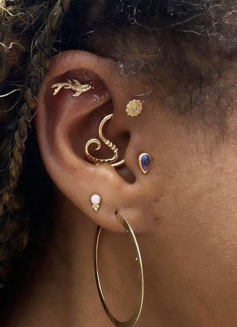 Boho Piercings, Earthy Piercings, Piercing Inspo, Helix Piercing Jewelry, Ear Art, Cool Ear Piercings, Pretty Ear Piercings, Dope Jewelry, Jewelry Lookbook