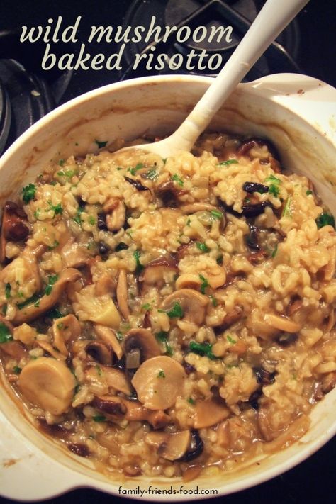 This brilliant method makes perfect creamy mushroom risotto in the oven - no stirring! Baked Risotto Recipes, Oven Risotto, Filet Mignon Chorizo, Baked Risotto, Baked Mushrooms, Diner Recept, Wild Mushroom, Kosher Recipes, Mushroom Risotto