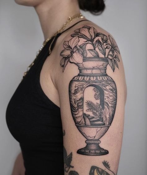 Traditional Tattoo Vase, Tattoo Inspiration Men, Gothic Tattoo, Tattoo Desings, Blossom Tattoo, Traditional Tattoo Art, B Tattoo, Minimalist Tattoos, Side Tattoos