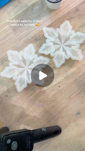 Snowflake Resin Ornament, Christmas Resin Ideas, Resin Snowflakes, Snowflake Ornaments Diy, Resin Crafting, How To Make Resin, Simple Snowflake, Resin Pour, Epoxy Resin Art