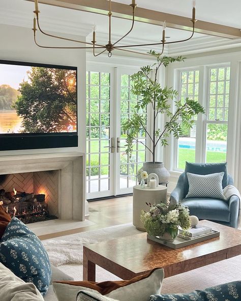 Erin Gates (@elementstyle) • Instagram photos and videos Sectional Sofa Decor, Erin Gates Design, Erin Gates, Fancy Houses, Family Room Design, Living Room Inspo, New Living Room, Classic House, Future House