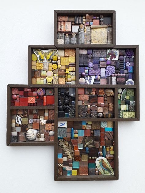 Found Object Mosaic, Found Object Art Ideas, Mosaic Workshop, Ceramic Mirror, Cabinet Of Curiosity, Natural Objects, Mixed Media Mosaic, Recycled Art Projects, Creative Wall Decor