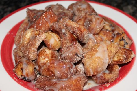 Fried Cinnamon Rolls, Pillsbury Cinnamon Roll Recipes, Rhodes Cinnamon Rolls, Deep Fried Desserts, Carnival Foods, Breakfast Food Truck, Fried Desserts, Everything Bread, Fresh Juice Recipes