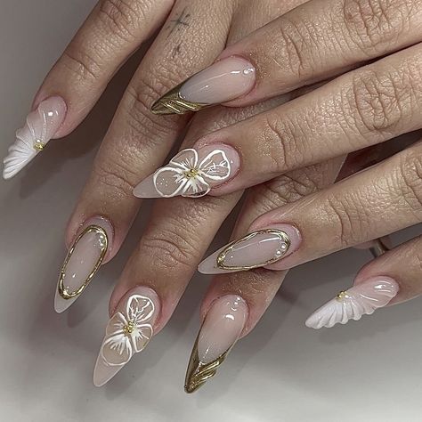 ig: acrylicsbyfatima Nail Ideas Gold And White, Winter Elegant Nails, Nail Inspo Long Almond, Almond Stiletto Nails Design, White And Gold Almond Nails, Almond Nails With Bow, Almond Nails Designs Winter, Gel X Almond Nails, New Years Eve Nails Ideas Sparkle